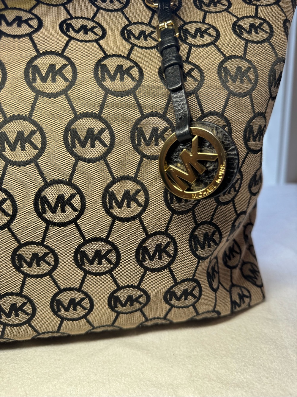 Michael Kors Jet Set East/West Tote Bag in Signature Tan and Black Fabric - Picture 6 of 12